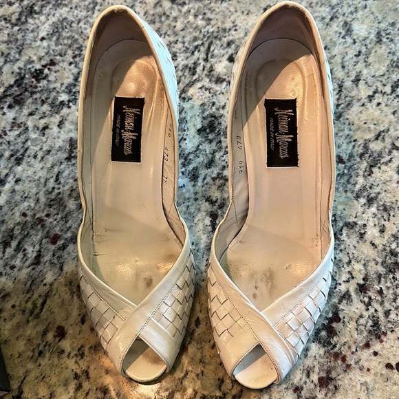 Neiman Marcus heels DAMA white size 7 and a half - Picture 2 of 4
